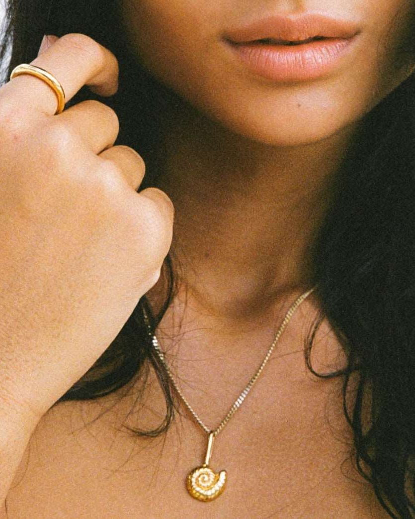 we.ar the sea necklace, lg. shell // 14k gold